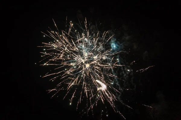 Kleurrijke exploderende vuurwerk — Stockfoto