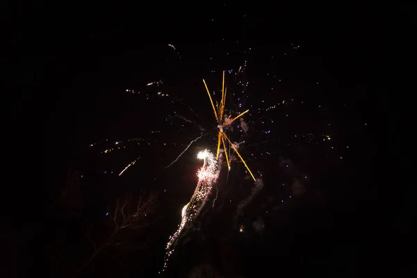 Buntes explodierendes Feuerwerk — Stockfoto