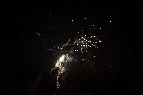 Fogos de artifício explosivos coloridos — Fotografia de Stock