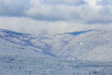 Güzel dağ zirveleri ve yumuşak beyaz bulutlar b kar kaplı