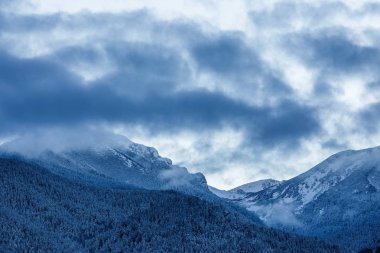 Güzel dağ zirveleri ve yumuşak beyaz bulutlar b kar kaplı