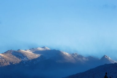 Güzel dağ zirveleri ve yumuşak beyaz bulutlar b kar kaplı