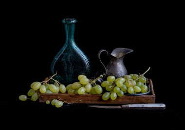 Retro tarzı mutfak. Şişe, üzüm, tepsi, kahve demliği, bıçak....