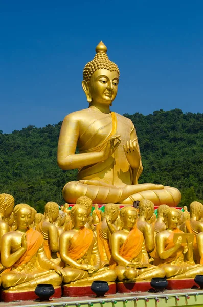 Golden Buddha-staty i tempel av Indokina — Stockfoto