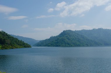 dağ ve göl ile güzel manzara