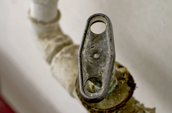 Torneira velha close-up em um fundo de tubos — Fotografia de Stock