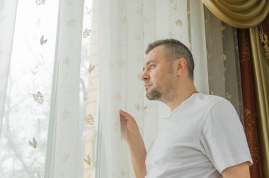 genç adam bir pencere kör arıyor