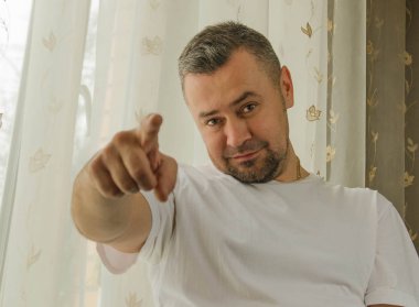 yakışıklı genç adam ileri onun parmağı işaret,