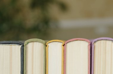 bir kitaplıktaki renkli kitap yığını