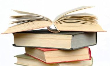 bir kitaplıktaki renkli kitap yığını