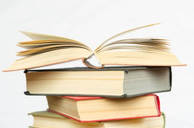bir kitaplıktaki renkli kitap yığını