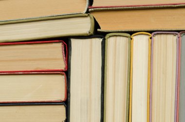 bir kitaplıktaki renkli kitap yığını
