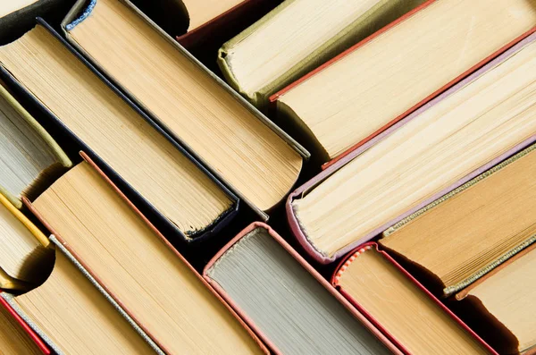 Ein Stapel bunter Bücher in einer Bibliothek oder einem Raum — Stockfoto