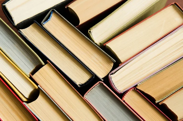 bir kitaplıktaki renkli kitap yığını