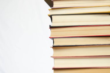 bir kitaplığa veya bir oda renkli kitap yığını