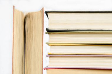 bir kitaplığa veya bir oda renkli kitap yığını
