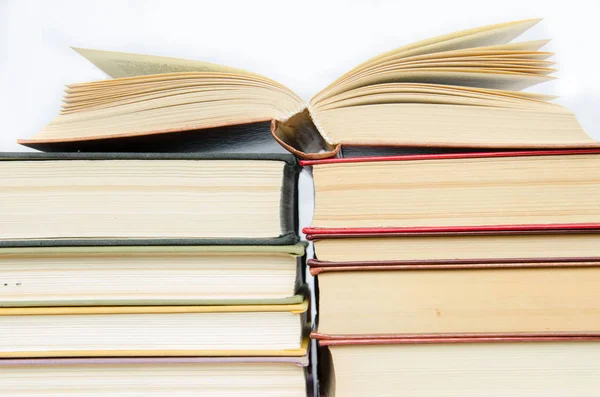 Una pila de libros coloridos en una biblioteca o una habitación — Foto de Stock