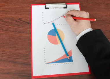 işadamı el bir kalem ile bir grafik çizimi