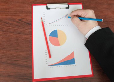 işadamı el bir kalem ile bir grafik çizimi
