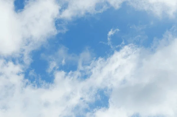 화려한 흰 구름과 아름 다운 푸른 하늘 — 스톡 사진