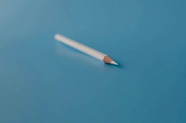 青色の背景に白い pancil — ストック写真