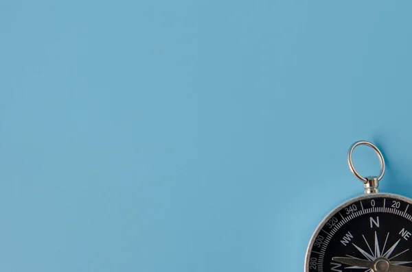 Teil des Kompasses auf blauem Hintergrund — Stockfoto