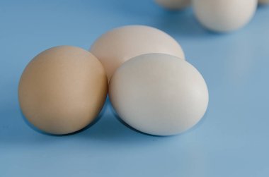 Mavi arka planda paskalya yumurtaları