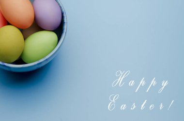 bir uçan daire üzerinde renkli Paskalya yumurtaları. Mutlu Paskalya