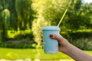 el ile bir kağıt bardak