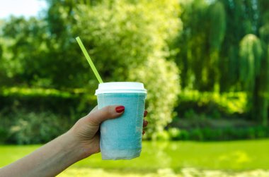 el ile bir kağıt bardak