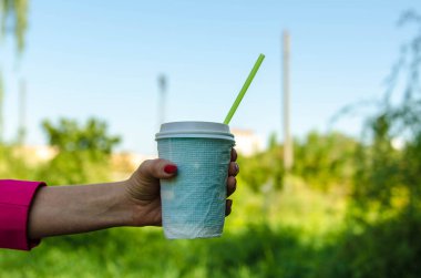 el ile bir kağıt bardak