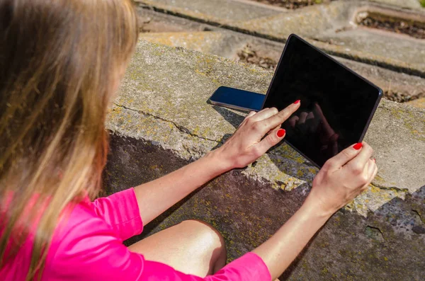 Menina trabalhando em um computador tablet — Fotografia de Stock