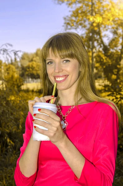 niteliğine Kupası ile Kırmızı elbiseli kız