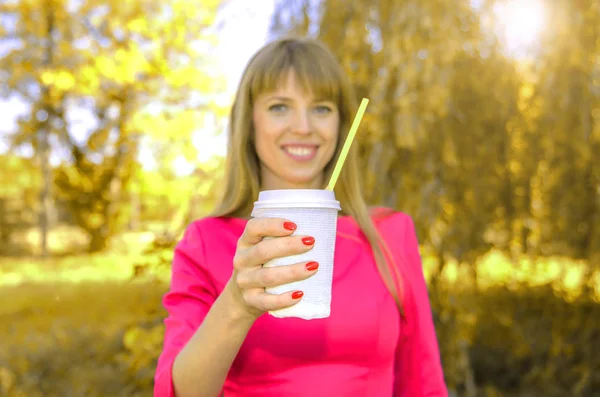 niteliğine Kupası ile Kırmızı elbiseli kız