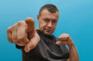 üzgün adam kameraya onun parmak işaret ediyor