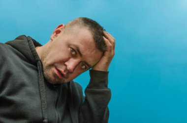 üzgün adam başını tutar