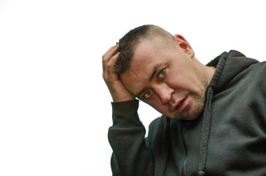 üzgün adam başını tutar