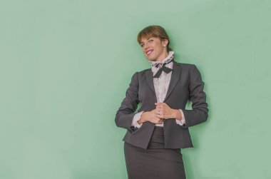 yeşil bir arka plan üzerinde gülümseyen iş kadını. hromakey