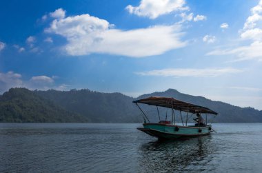 Tayland gölde tekne yelken