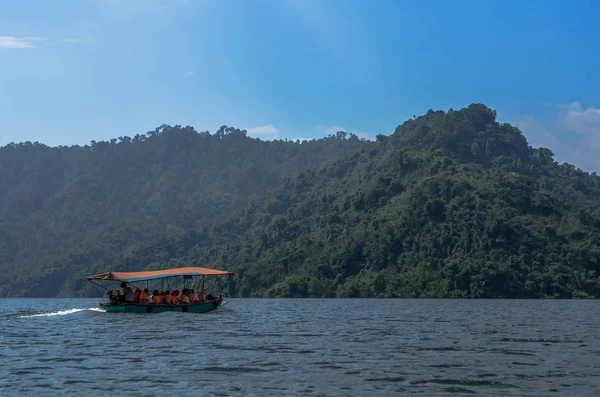 Boot met toeristen zeilen op het meer in Thailand — Stockfoto