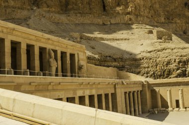Mezar Tapınağı başına Deir el-Bahri içinde