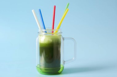 Kapak ile güler yüzlü fincanla