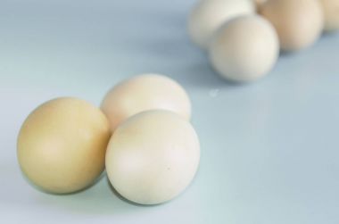 Mavi arka planda Paskalya yumurtaları