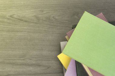 стопку книг на фоні дерев'яні