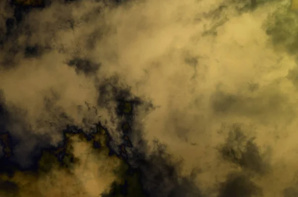 천둥 번개가 치기 전의 먹구름의 배경 — 스톡 사진