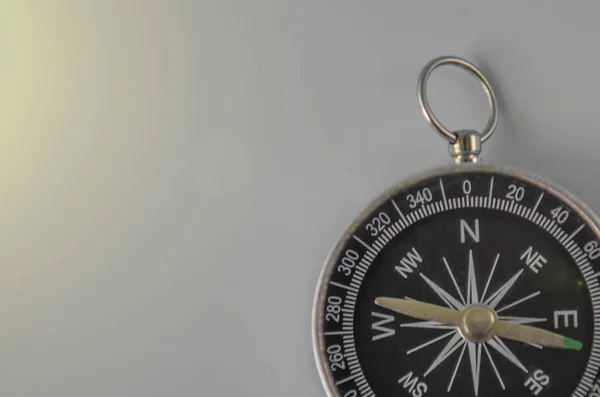 Kompass isoliert auf grauem Hintergrund — Stockfoto