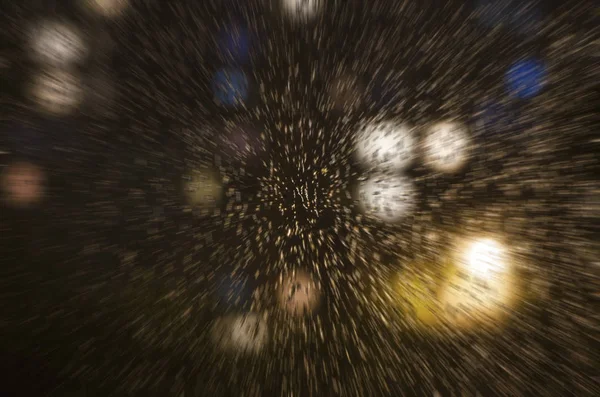 Gouttes bleues de pluie sur la fenêtre sur le fond de la proche — Photo