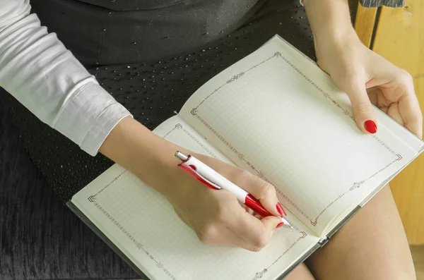 Femme d'affaires main écrit sur le bloc-notes avec stylo — Photo