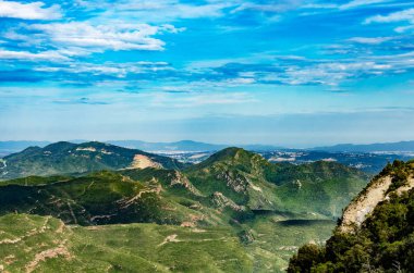 Mavi bulutlu gökyüzü ile dağ manzarası