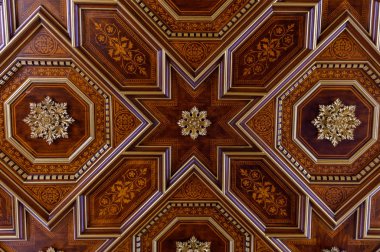 Tavanda güzel ahşap süsler